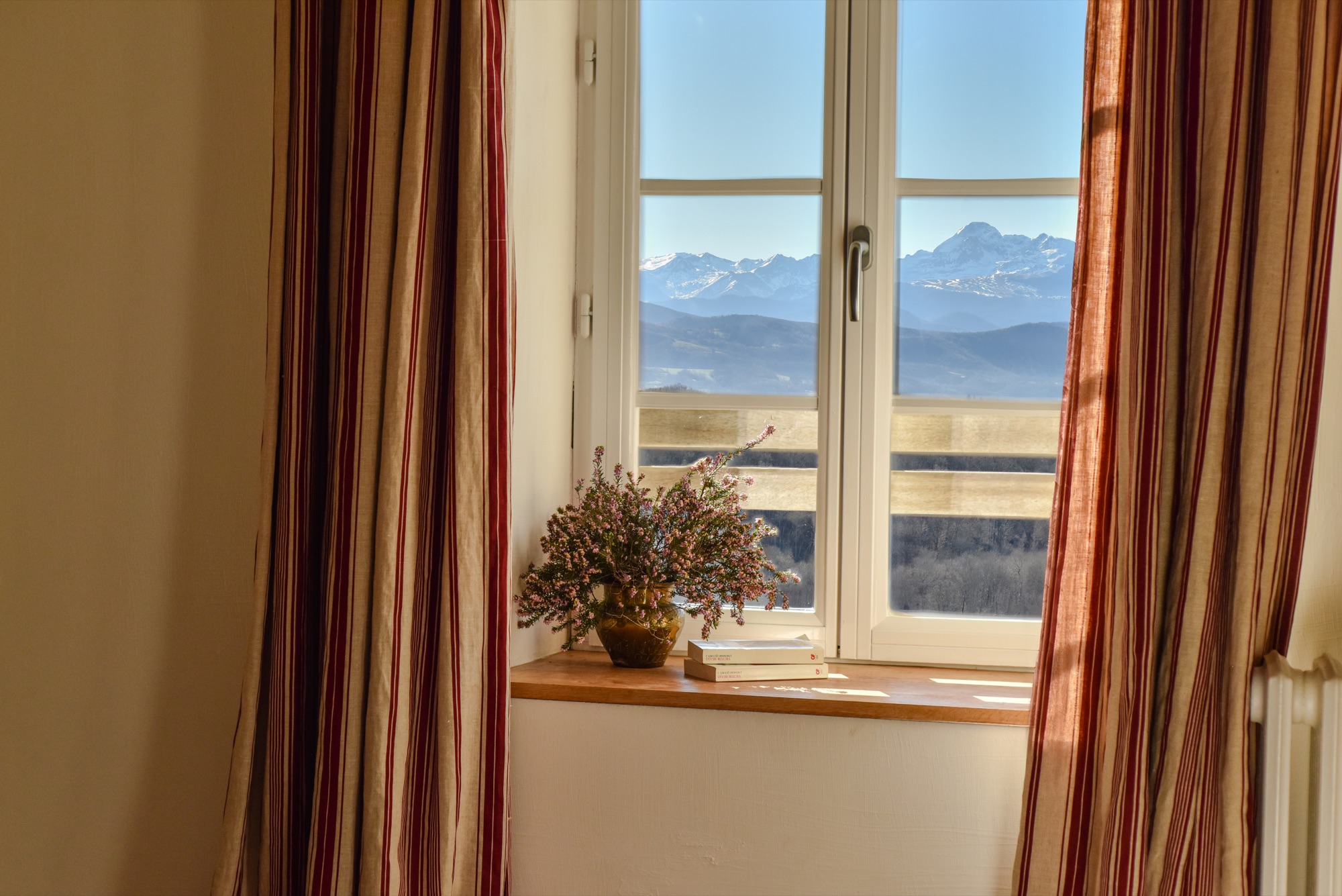 Fenêtre avec vue sur les Pyrénées enneigées