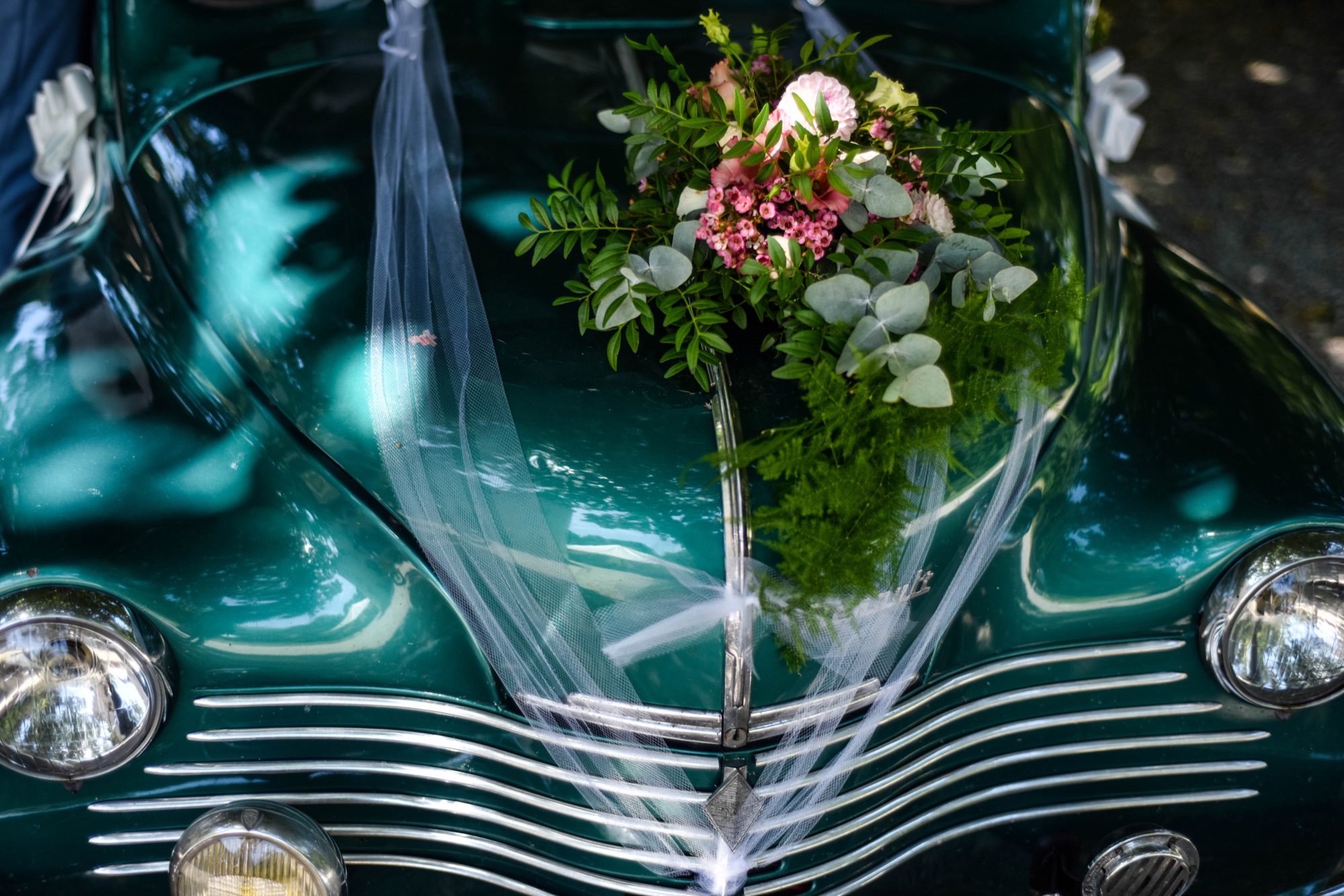 Bouquet de fleurs sur le capot d'une voiture ancienne décorée
