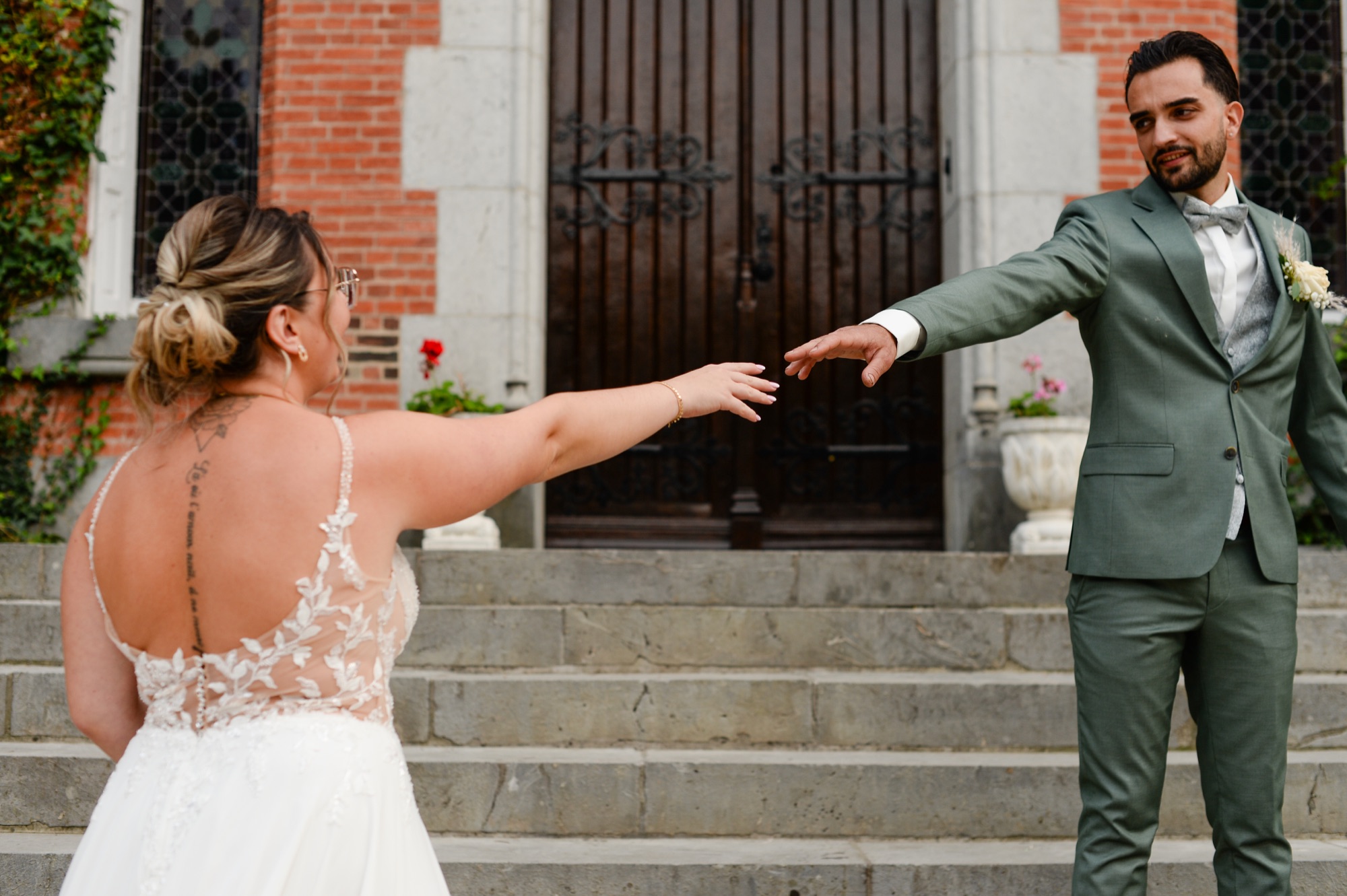 Couple sur les marches d'une église, mains qui se rejoignent